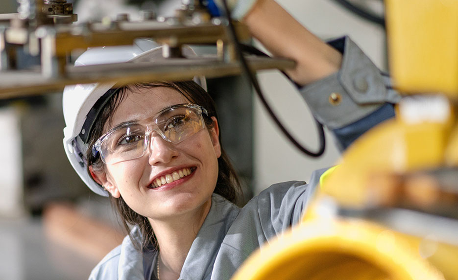 maintenance-technician-with-vr-training-vr-headset-included